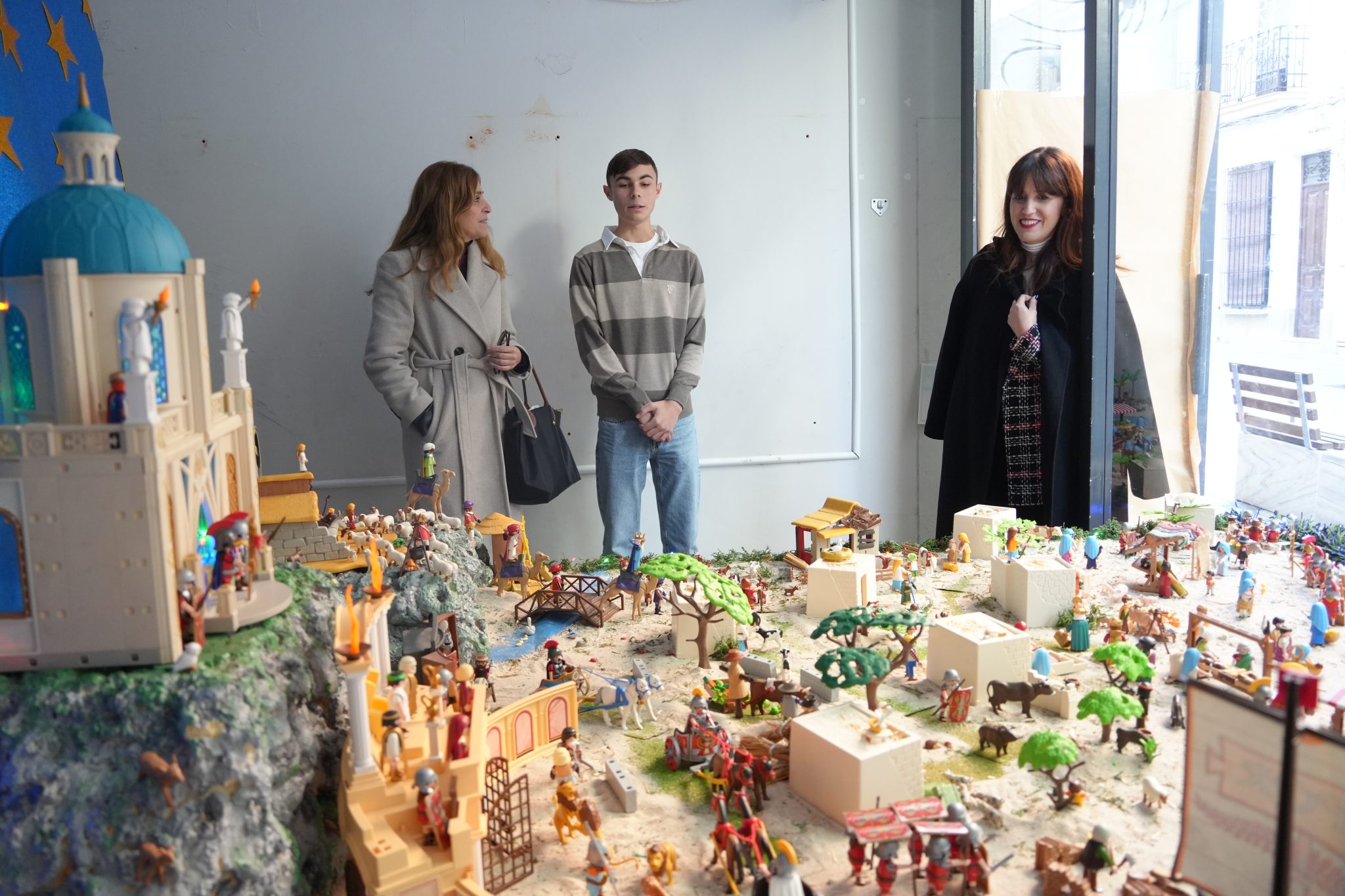 La alcaldesa Ana Belén Fernández visita el belén de Daniel realizado con figuras de playmobil