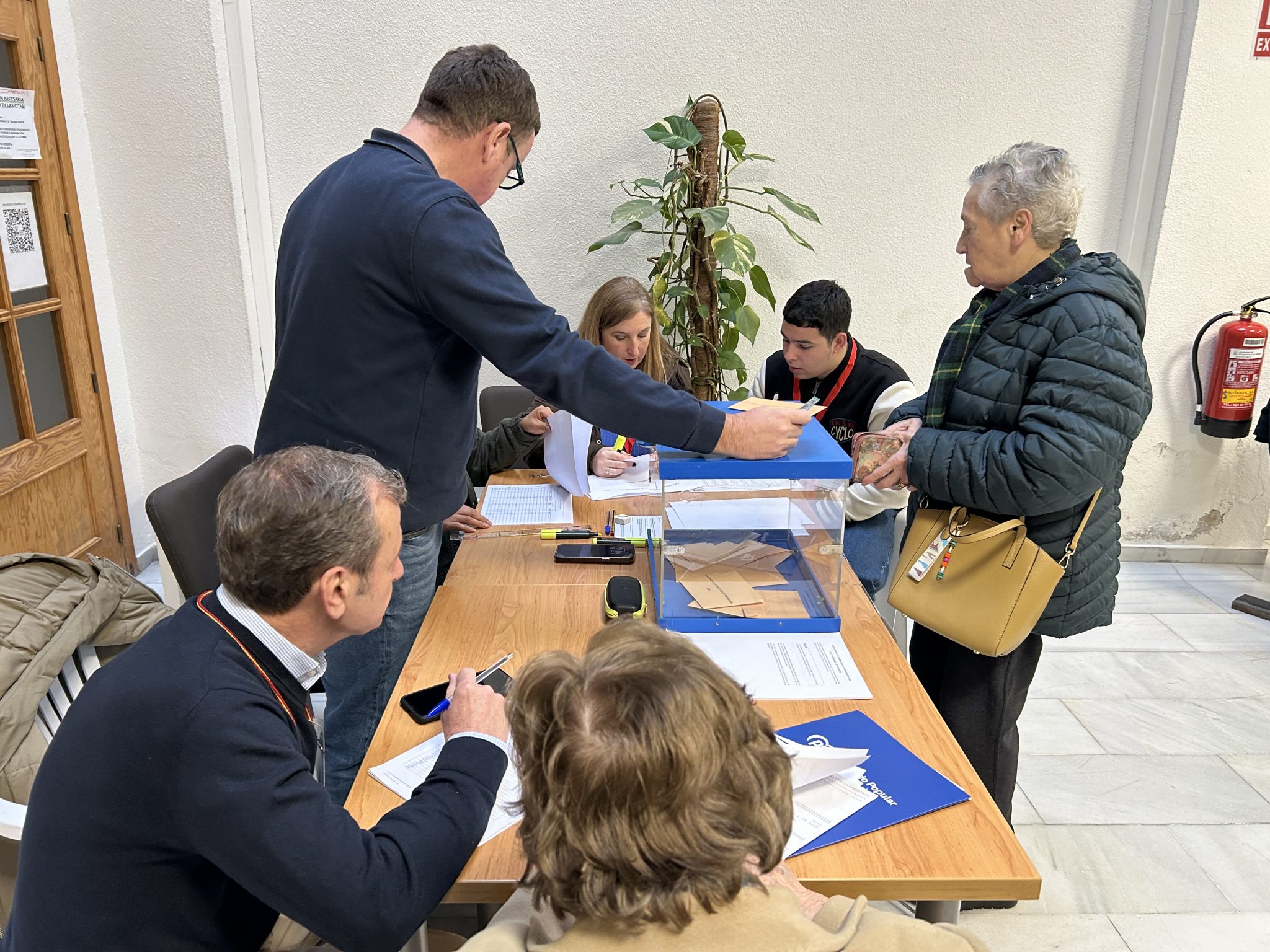 Comienza la jornada electoral 21D con total normalidad  en los 16 colegios electorales