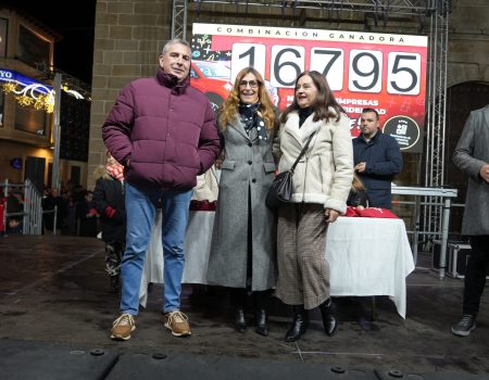 Inmaculada Manchado Mera, ganadora del sorteo del coche de la campaña “Navidad. Es tiempo de brillar”, con el número 16795