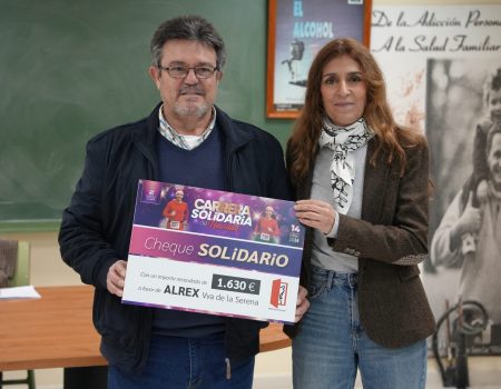 La alcaldesa entrega al presidente de Alrex el cheque solidario de la XIV Carrera Solidaria de Navidad
