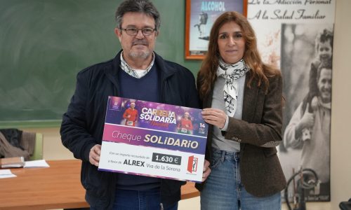 La alcaldesa entrega al presidente de Alrex el cheque solidario de la XIV Carrera Solidaria de Navidad
