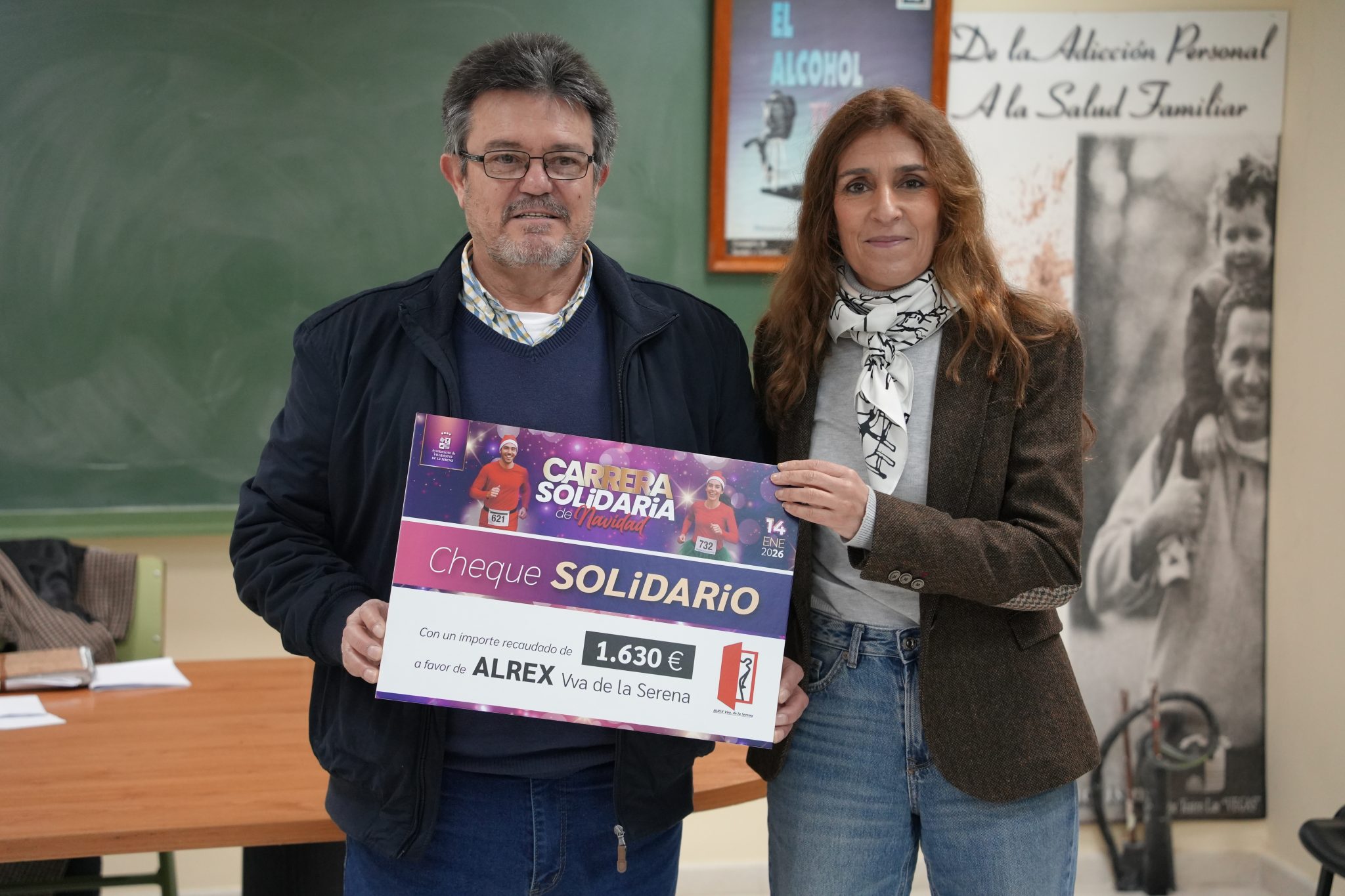 La alcaldesa entrega al presidente de Alrex el cheque solidario de la XIV Carrera Solidaria de Navidad