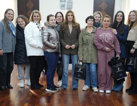 La alcaldesa recibe a un grupo de usuarias de la asociación Apoyat