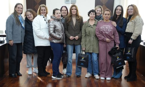 La alcaldesa recibe a un grupo de usuarias de la asociación Apoyat