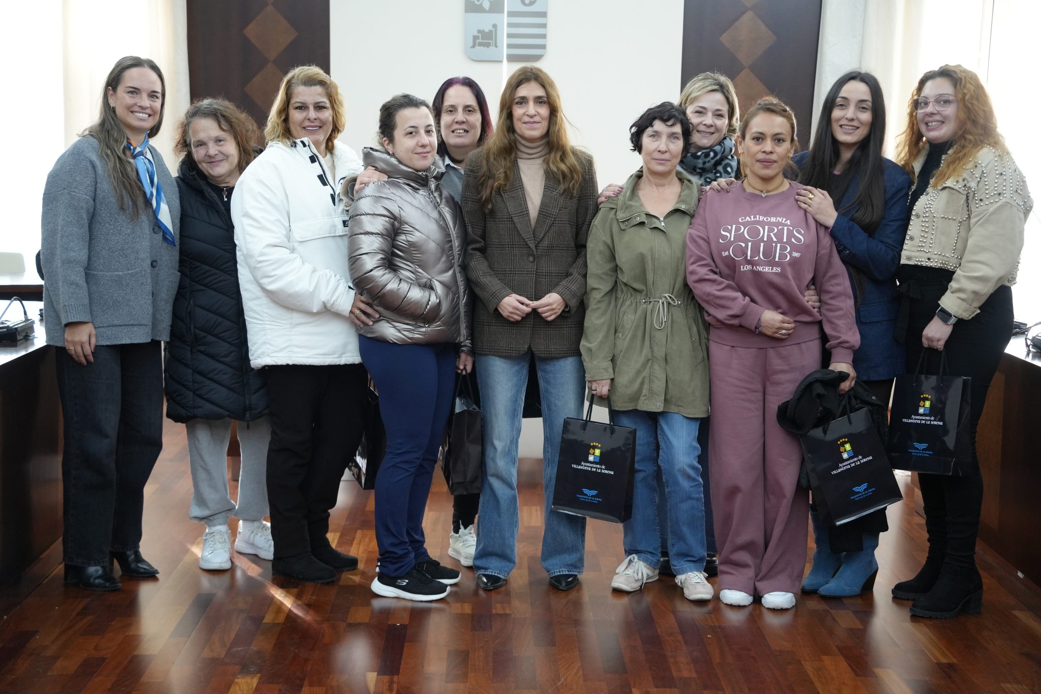 La alcaldesa recibe a un grupo de usuarias de la asociación Apoyat