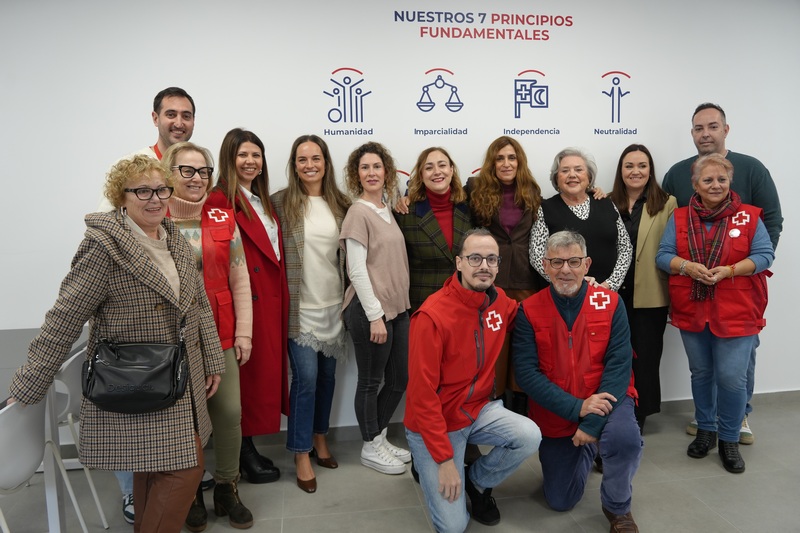 La alcaldesa Ana Belén Fernández visita la sede de Cruz Roja