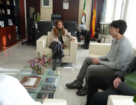 La alcaldesa Ana Belén Fernández recibe a tres alumnos en prácticas