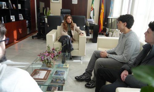 La alcaldesa Ana Belén Fernández recibe a tres alumnos en prácticas