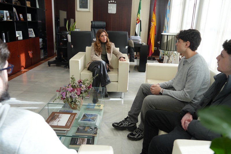 La alcaldesa Ana Belén Fernández recibe a tres alumnos en prácticas