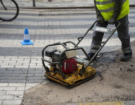 El Ayuntamiento está trabajando en la reparación de grietas y baches existentes en diferentes calles