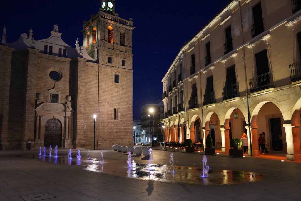 Varios espacios se iluminan de morado para conmemorar el Día Internacional de la Mujer