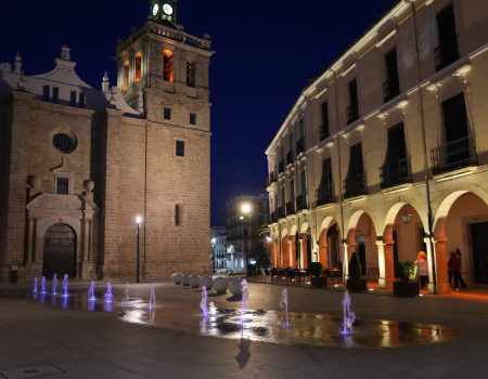 Se iluminan de morado varios espacios para conmemorar el Día del Fundador del Movimiento Scout