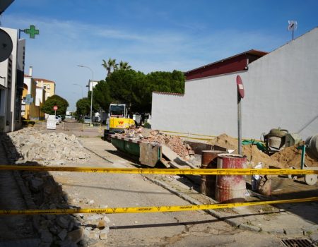 El Ayuntamiento remodela la calle Jabata para ampliar el acerado y pavimentar la calzada