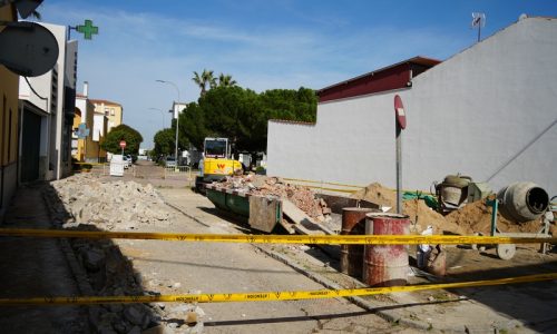 El Ayuntamiento remodela la calle Jabata para ampliar el acerado y pavimentar la calzada
