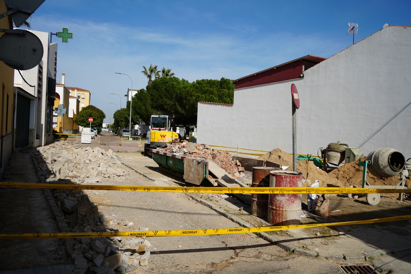 El Ayuntamiento remodela la calle Jabata para ampliar el acerado y pavimentar la calzada