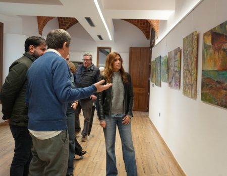 La alcaldesa Ana Belén Fernández asiste a la inauguración de la exposición “Luz y color”