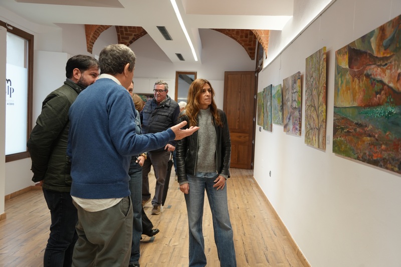 La alcaldesa Ana Belén Fernández asiste a la inauguración de la exposición “Luz y color”