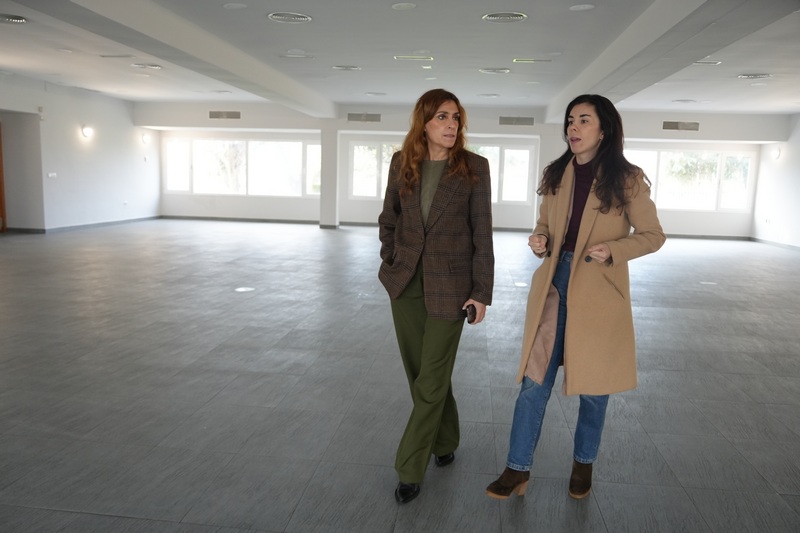 La alcaldesa Ana Belén Fernández visita el que será el salón de baile para los mayores