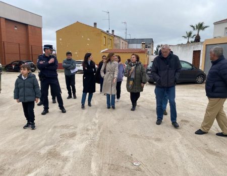 Vecinos de la plaza Rafael Alberti y la alcaldesa se reúnen para ver las necesidades del barrio