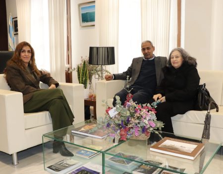 La alcaldesa se reúne con representantes del pueblo saharaui y la asociación local para hablar sobre el proyecto Vacaciones en Paz