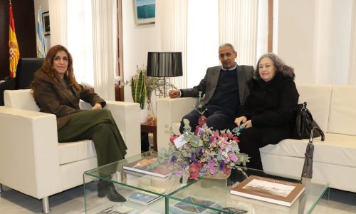 La alcaldesa se reúne con representantes del pueblo saharaui y la asociación local para hablar sobre el proyecto Vacaciones en Paz