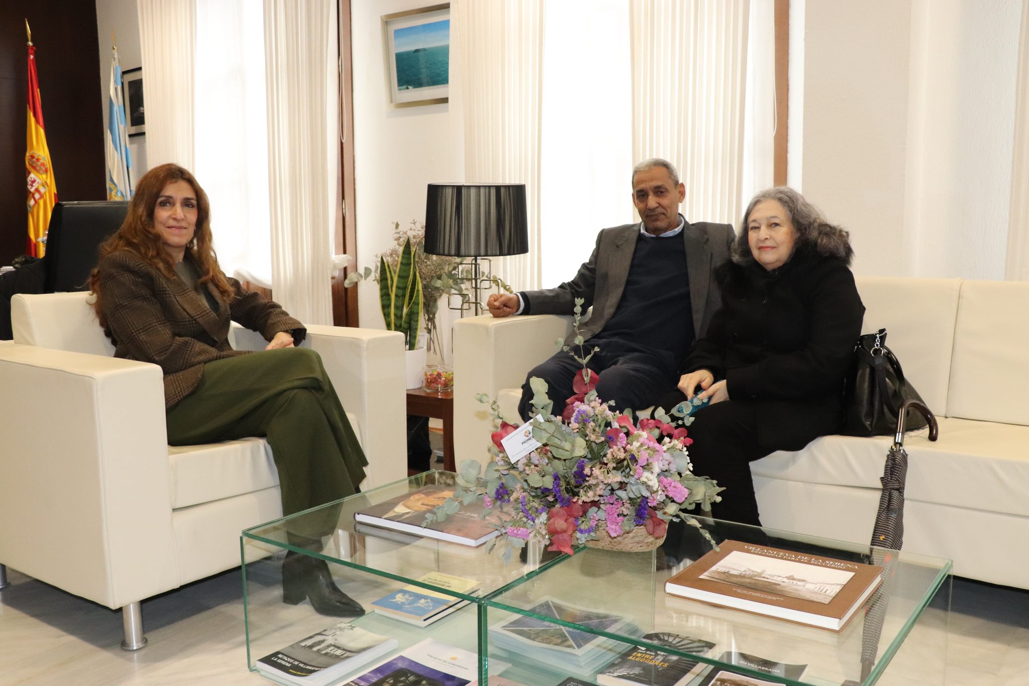 La alcaldesa se reúne con representantes del pueblo saharaui y la asociación local para hablar sobre el proyecto Vacaciones en Paz