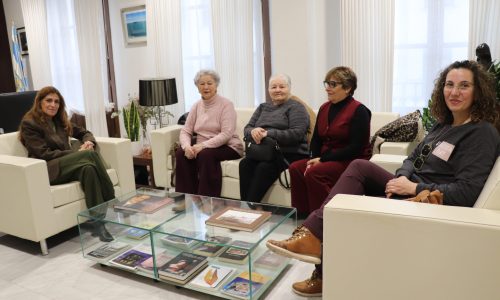 La alcaldesa se reúne con la Federación de Mujeres “La Amistad”