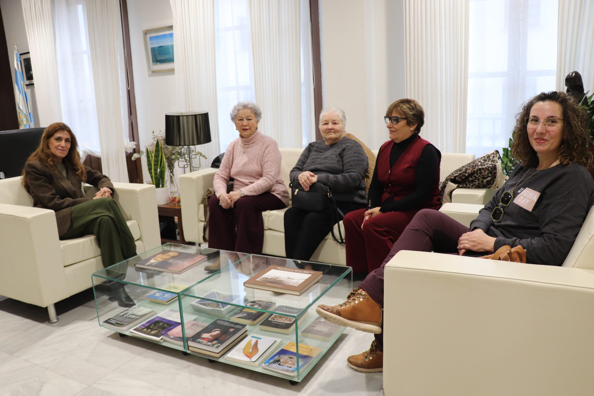La alcaldesa se reúne con la Federación de Mujeres 