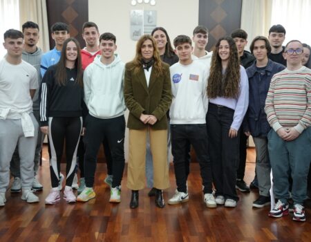 La alcaldesa Ana Belén Fernández recibe a alumnos en prácticas