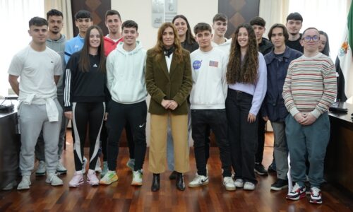 La alcaldesa Ana Belén Fernández recibe a alumnos en prácticas