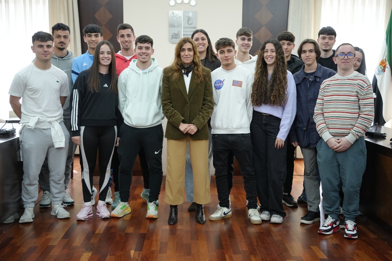 La alcaldesa Ana Belén Fernández recibe a alumnos en prácticas