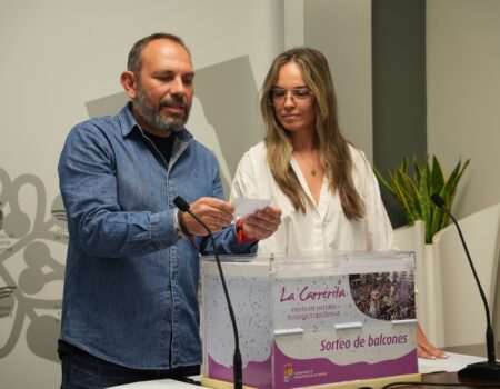 Alrededor de 600 personas participan en el sorteo de los balcones municipales para ver “La Carrerita”