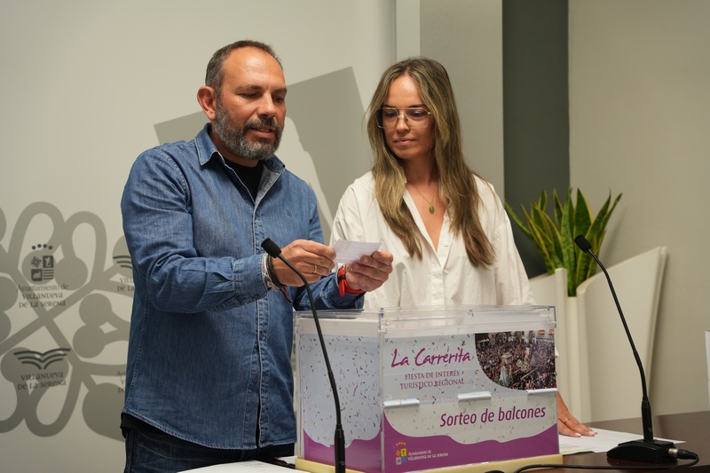 Alrededor de 600 personas participan en el sorteo de los balcones municipales para ver “La Carrerita”