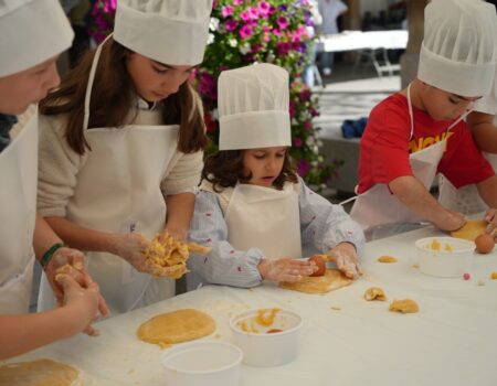 Los más pequeños disfrutan del taller “Haz tu propio hornazo”
