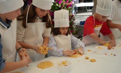 Los más pequeños disfrutan del taller “Haz tu propio hornazo”
