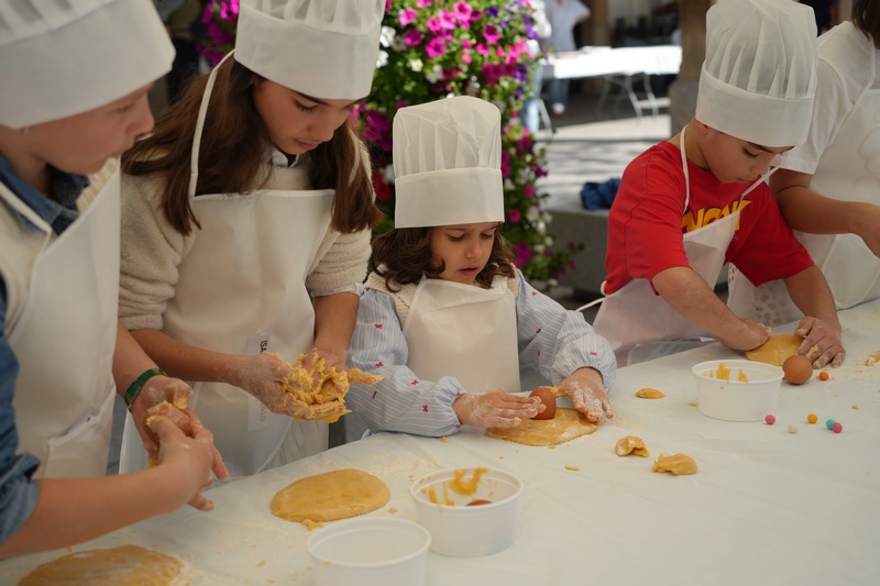 Los más pequeños disfrutan del taller “Haz tu propio hornazo”