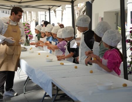 Los pequeños disfrutan elaborando perrunillas