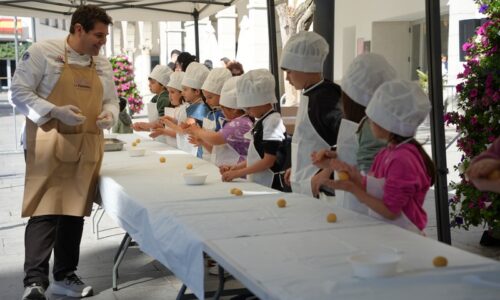 Los pequeños disfrutan elaborando perrunillas