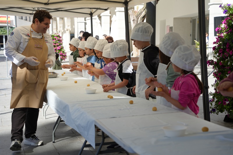 Los pequeños disfrutan elaborando perrunillas