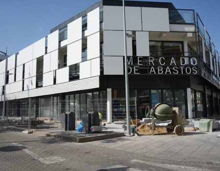 A finales de abril concluirán las obras de mejora de accesibilidad y cambio de ubicación de los contenedores en el mercado de abastos