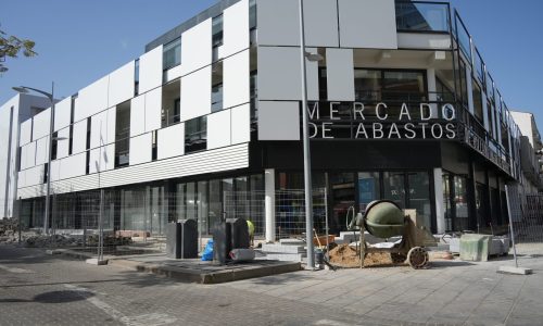 A finales de abril concluirán las obras de mejora de accesibilidad y cambio de ubicación de los contenedores en el mercado de abastos