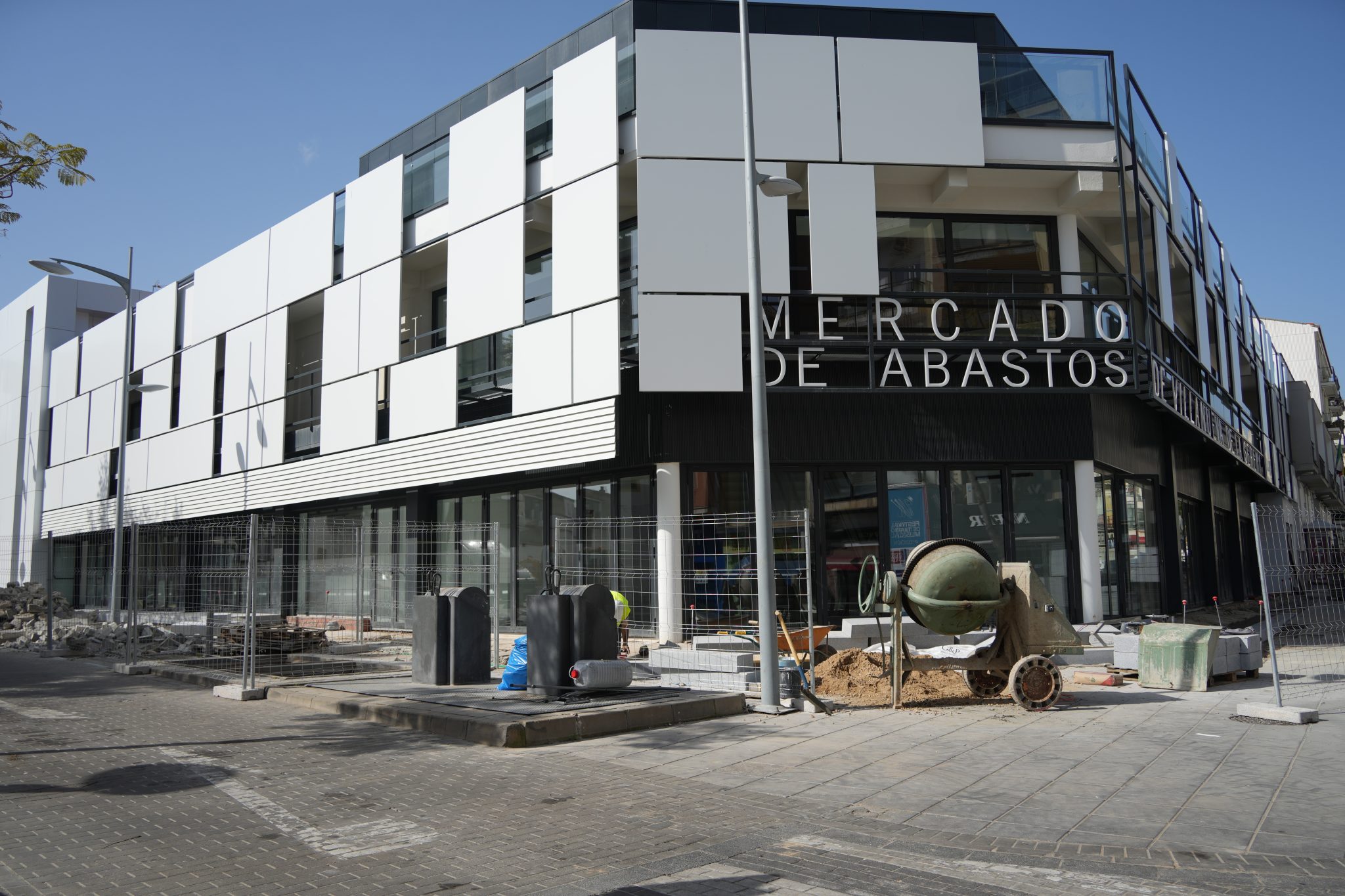 A finales de abril concluirán las obras de mejora de accesibilidad y cambio de ubicación de los contenedores en el mercado de abastos