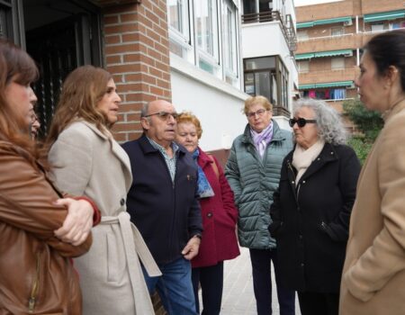La alcaldesa Ana Belén Fernández visita, junto a los vecinos, una zona del barrio de Conquistadores