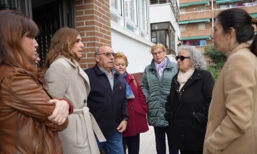 La alcaldesa Ana Belén Fernández visita, junto a los vecinos, una zona del barrio de Conquistadores