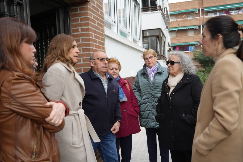 La alcaldesa Ana Belén Fernández visita, junto a los vecinos, una zona del barrio de Conquistadores