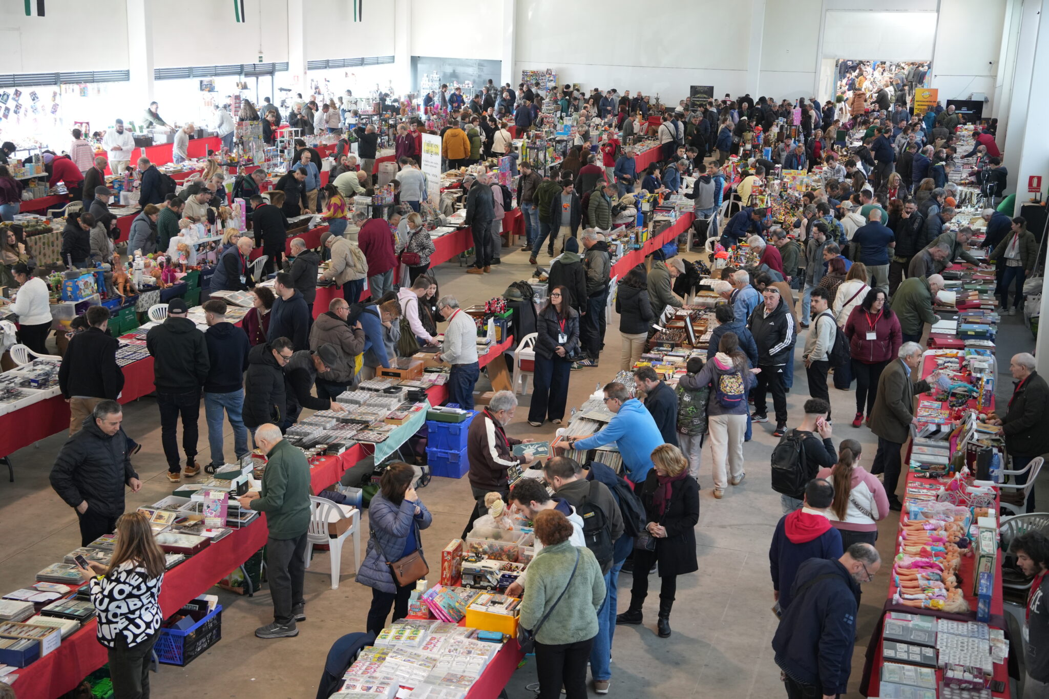 Miles de personas visitan la décimo quinta edición de la Feria del Coleccionismo