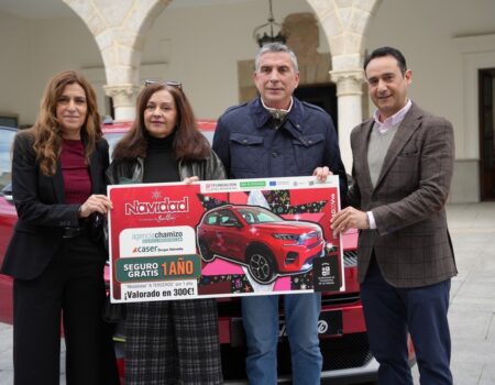 La alcaldesa Ana Belén Fernández entrega el coche de la campaña  “Navidad. Es tiempo de brillar” a la ganadora, Inmaculada Manchado Mera