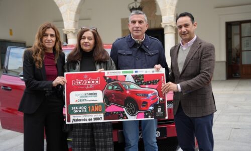 La alcaldesa Ana Belén Fernández entrega el coche de la campaña  “Navidad. Es tiempo de brillar” a la ganadora, Inmaculada Manchado Mera
