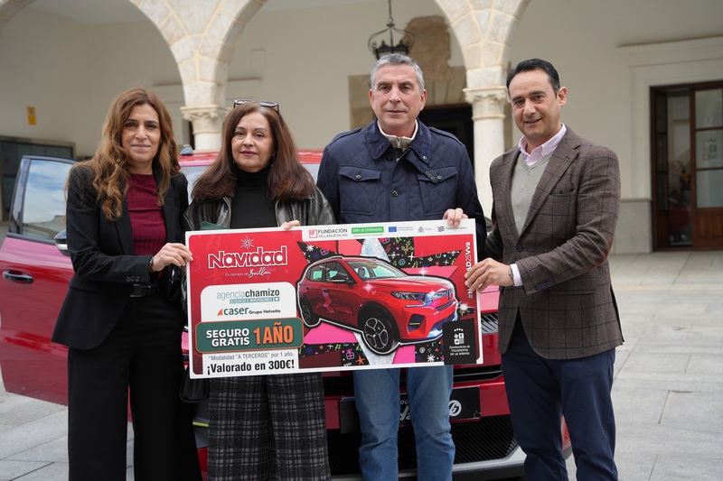 La alcaldesa Ana Belén Fernández entrega el coche de la campaña  “Navidad. Es tiempo de brillar” a la ganadora, Inmaculada Manchado Mera