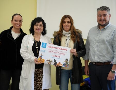 La alcaldesa entrega a AFAD, el cheque solidario del concierto de la Banda Municipal de Música